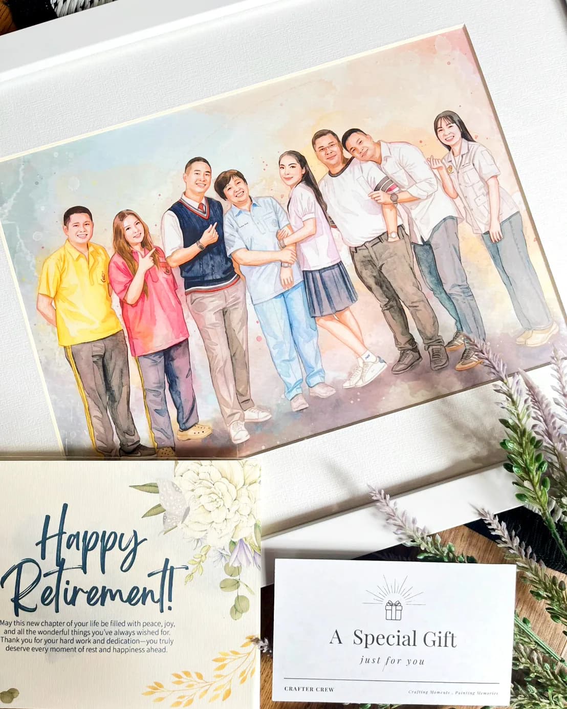 ภาพวาดสีน้ำครอบครัวใหญ่ยืนเรียงกัน ของขวัญเกษียณพร้อมการ์ด Happy Retirement