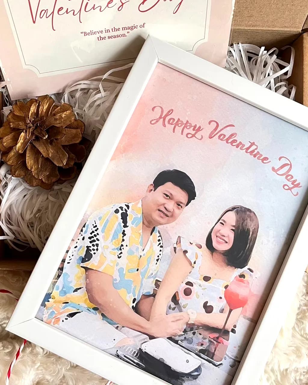 ภาพวาดสีน้ำคู่รักในกรอบขาว พร้อมการ์ด Happy Valentine's