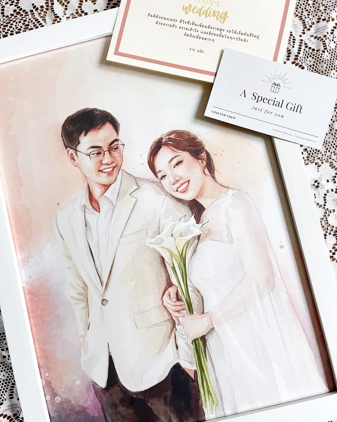 ภาพวาดสีน้ำเจ้าบ่าวสูทขาวกับเจ้าสาวถือดอกคาลล่าลิลลี่ พร้อมการ์ด Happy Wedding